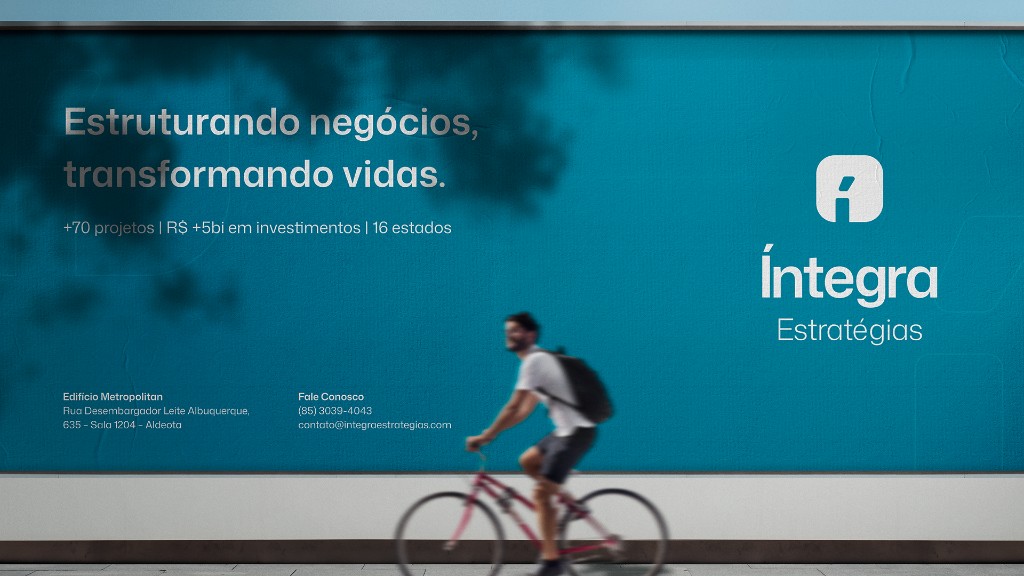 Mockup de outdoor com a marca Íntegra Estratégias